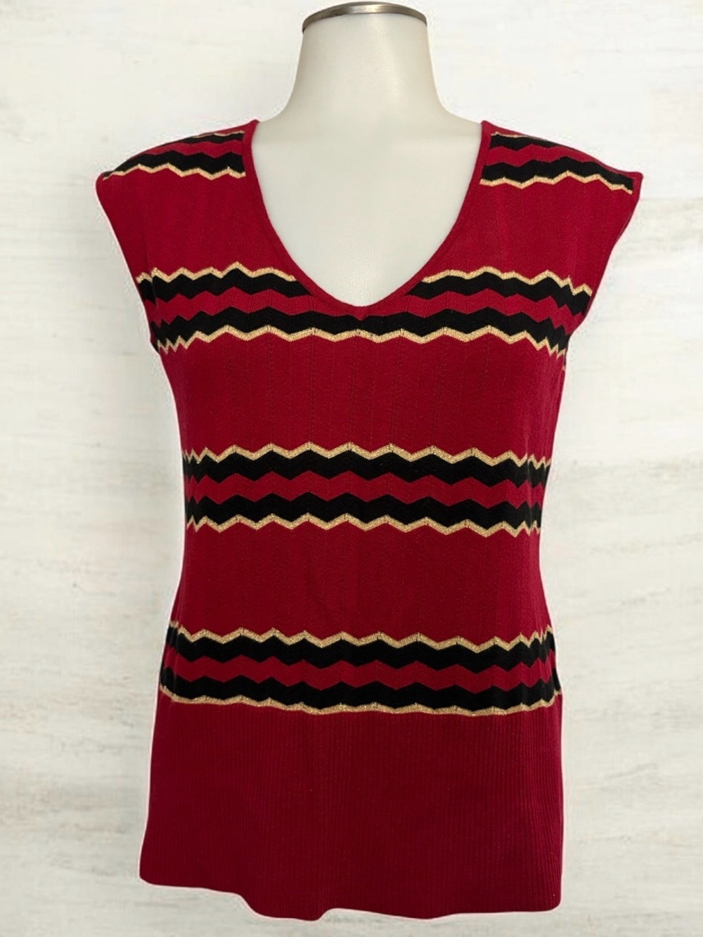 Red V-Neck Zigzag Knit Sleeveless Tank Top (v)